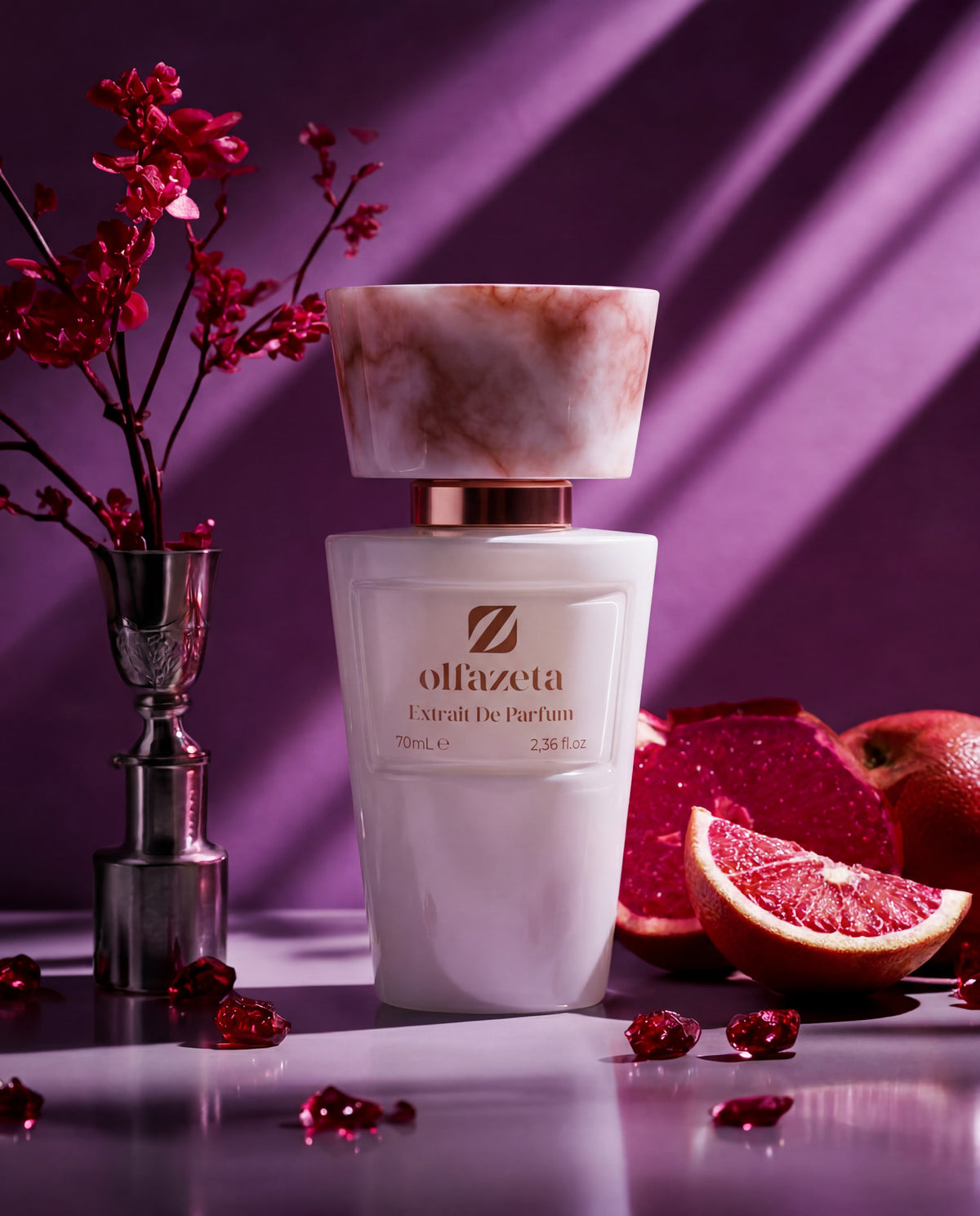 Biely flakón Olfazeta by Chogan Millésime N°57 na fialovom pozadí, červený grapefruit a strieborná váza