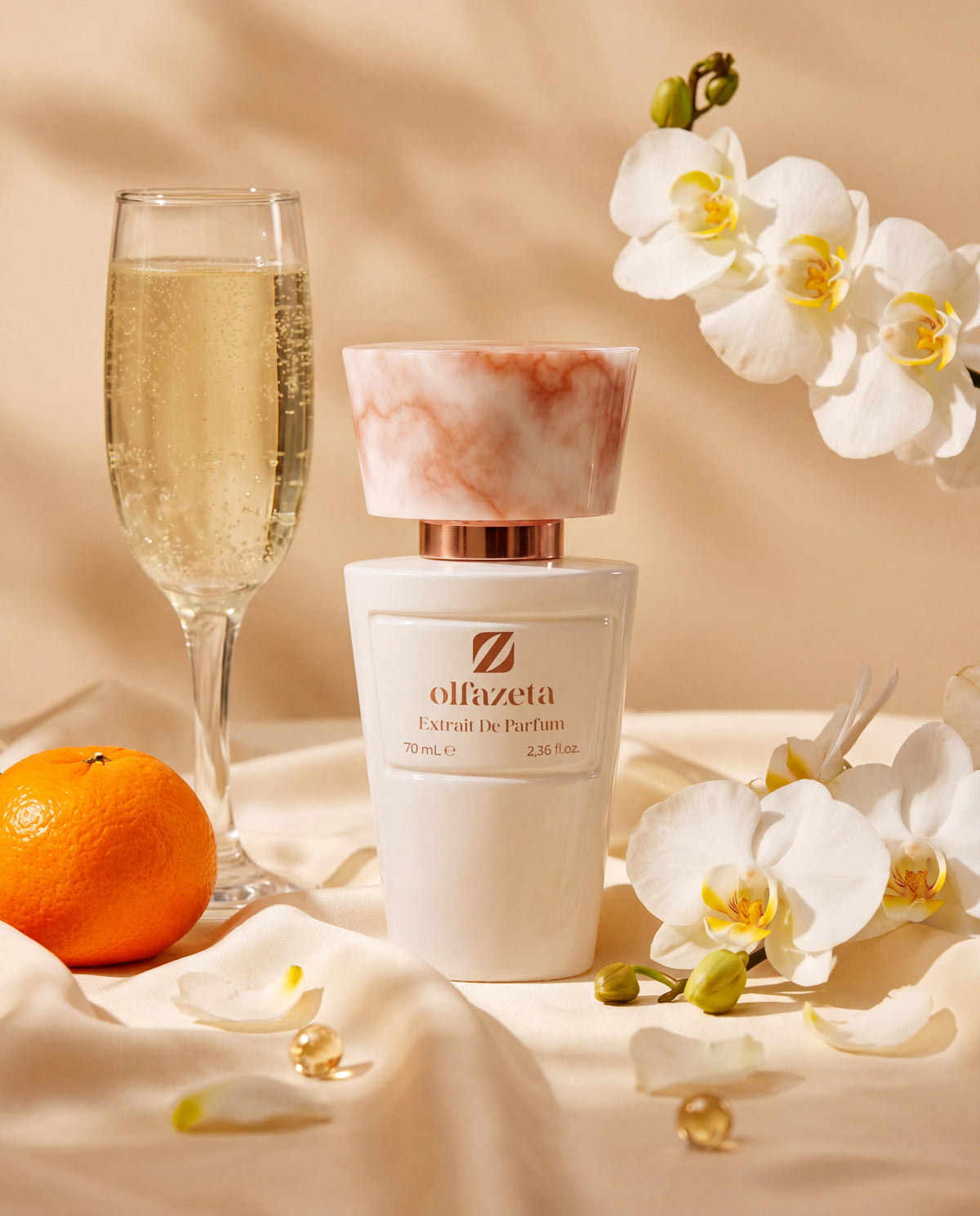 Frasco branco Olfazeta by Chogan Millésime N°67 com uma flûte de champanhe, tangerina e orquídeas brancas
