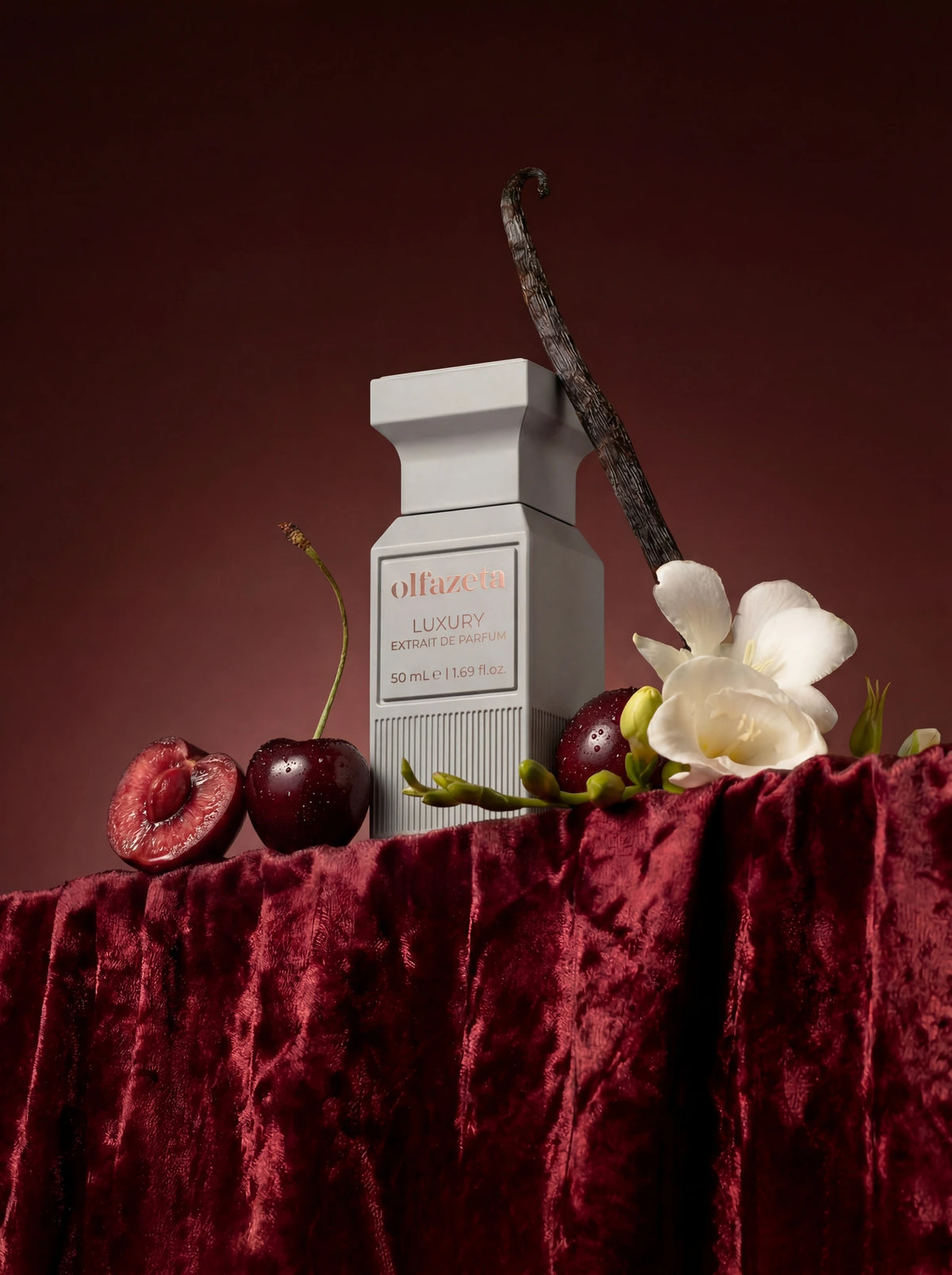 Siva bočica Olfazeta by Chogan Luxury N°111 na granatno crvenom baršunu, trešnje, bijele frezije i vanilija
