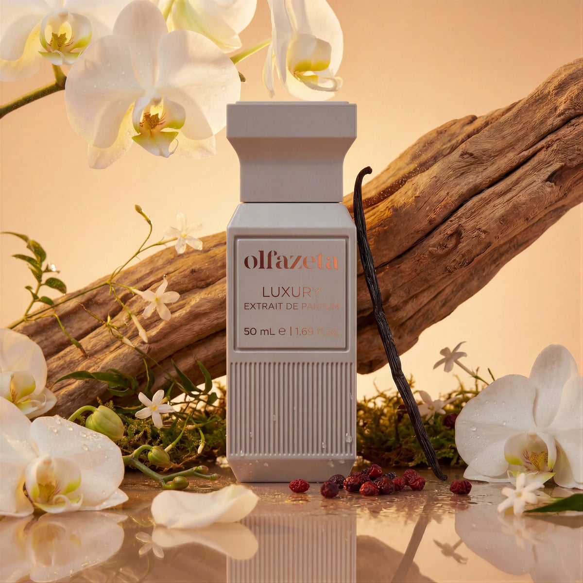 Frasco cinzento-claro Olfazeta by Chogan Luxury N°101 entre orquídeas brancas, madeira flutuante e uma vagem de baunilha